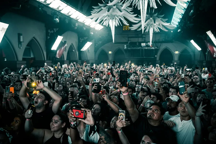 Best Canon Lens for Nightclub Photography