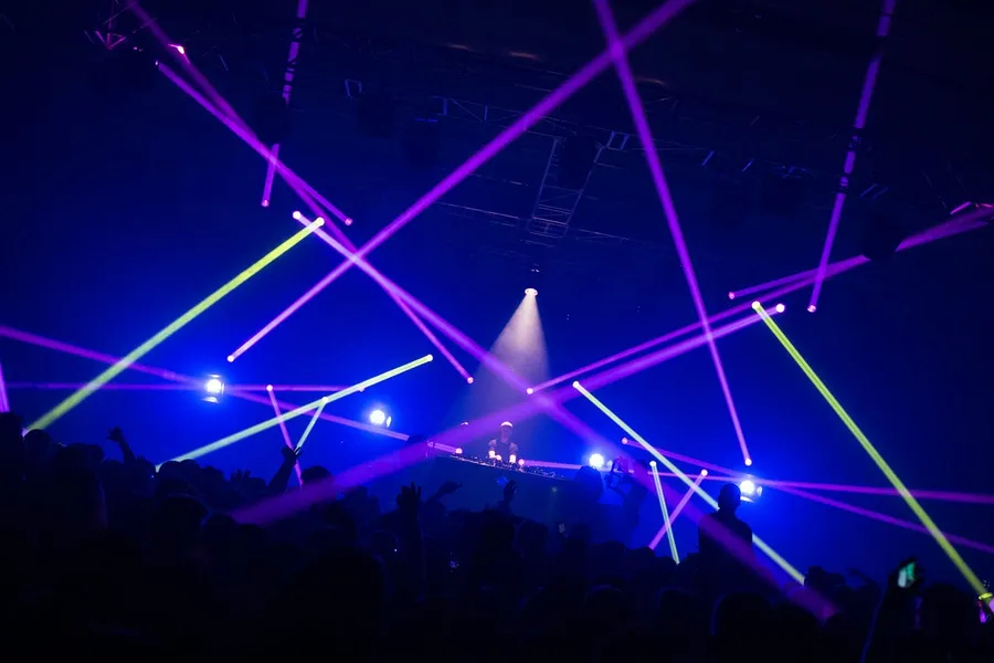 Best Canon Lens for Nightclub Photography