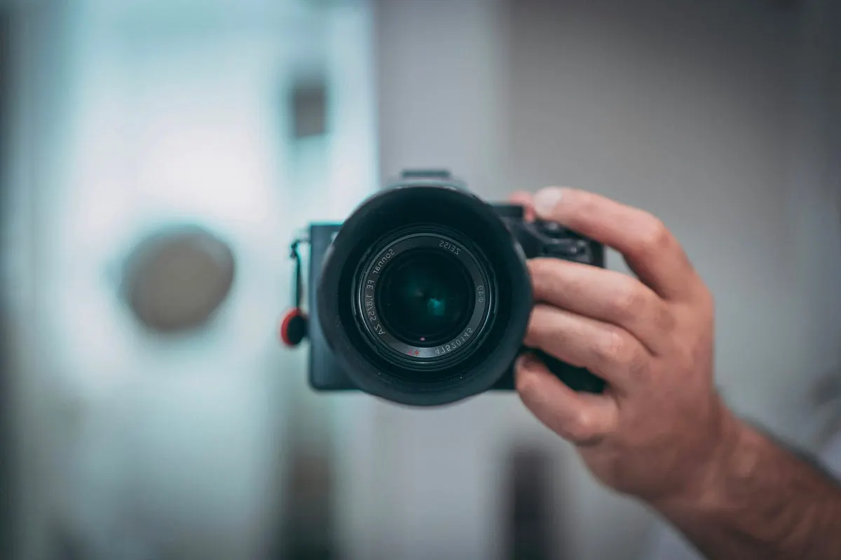 Best Mirrorless Camera Under $500-$900: (Guide & Reviews)